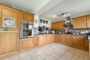 15' Kitchen/Breakfast Room- click for photo gallery